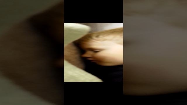 мой братик спит на полу😂😂😂