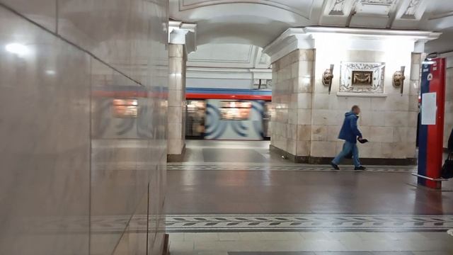 Станция метро «Октябрьская» 🚇