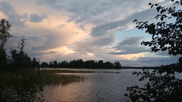 Вечер, благостно, пейзаж завораживает.