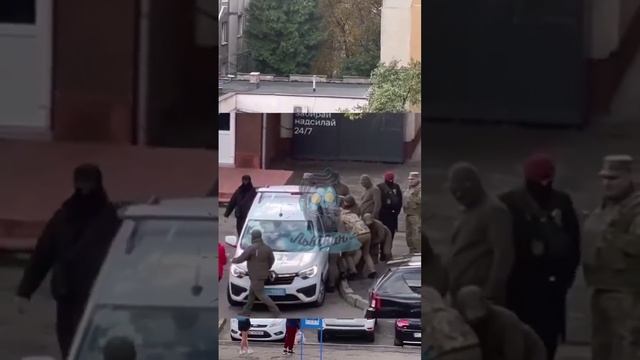 📹Эмоциональное видео с украины
Паренька поймали куча ТЦКшников, он впал в истерику и стал орать🔽🔽