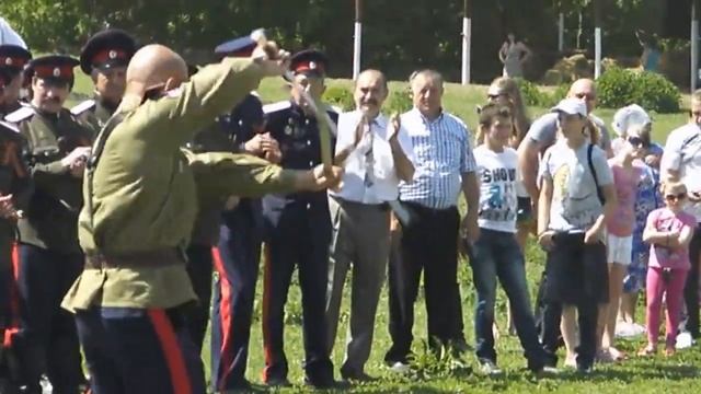 Фланкировка шашками в исполнении казаков Р Искры и В Захарова