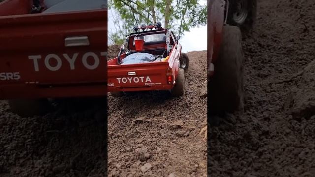 внедорожник тайота, против месива на склоне