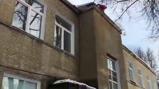 Очистка крыши от снега и наледи в Московской области