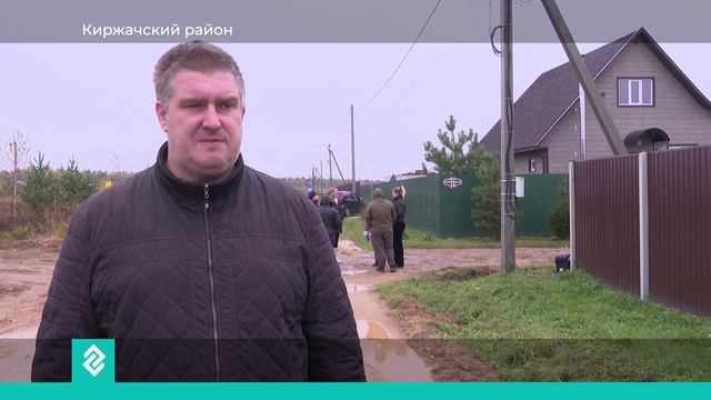 Жители одной из деревень в Киржачском районе добираются к своим домам через грязное месиво