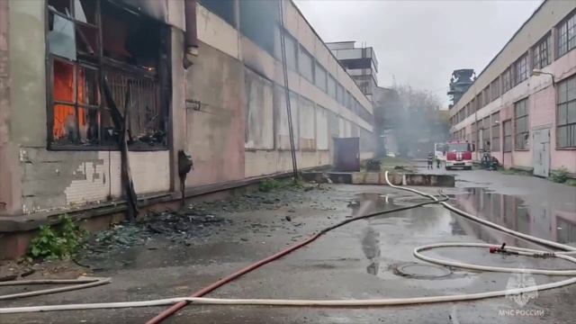 🔥В Балашихе на Шоссе Энтузиастов горит производственно-складское здание на 300 квадратах🔥