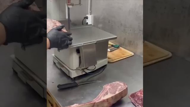 Стейки мз мраморной говядины Томагавк (2)