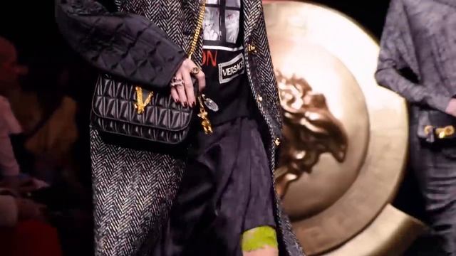 Donatella Versace
Показ женской коллекции Versace осень-зима 2019
Virtus
Сумка
Донателла Версаче