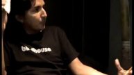 Cuzme habla y la camiseta de Augusto dice Hard Rock