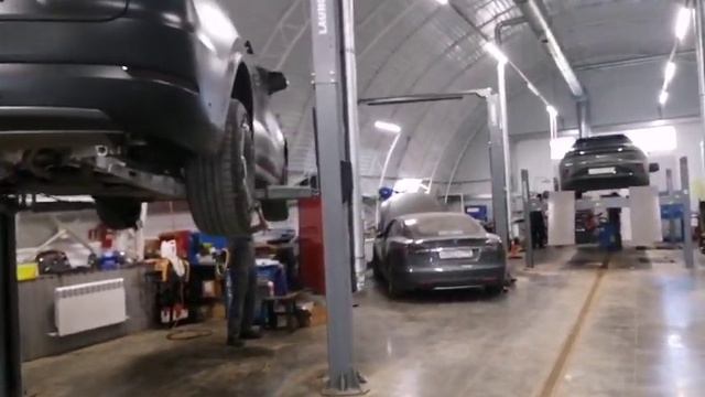 Voyah, Li Auto, Zeekr и пара Tesla в работе.