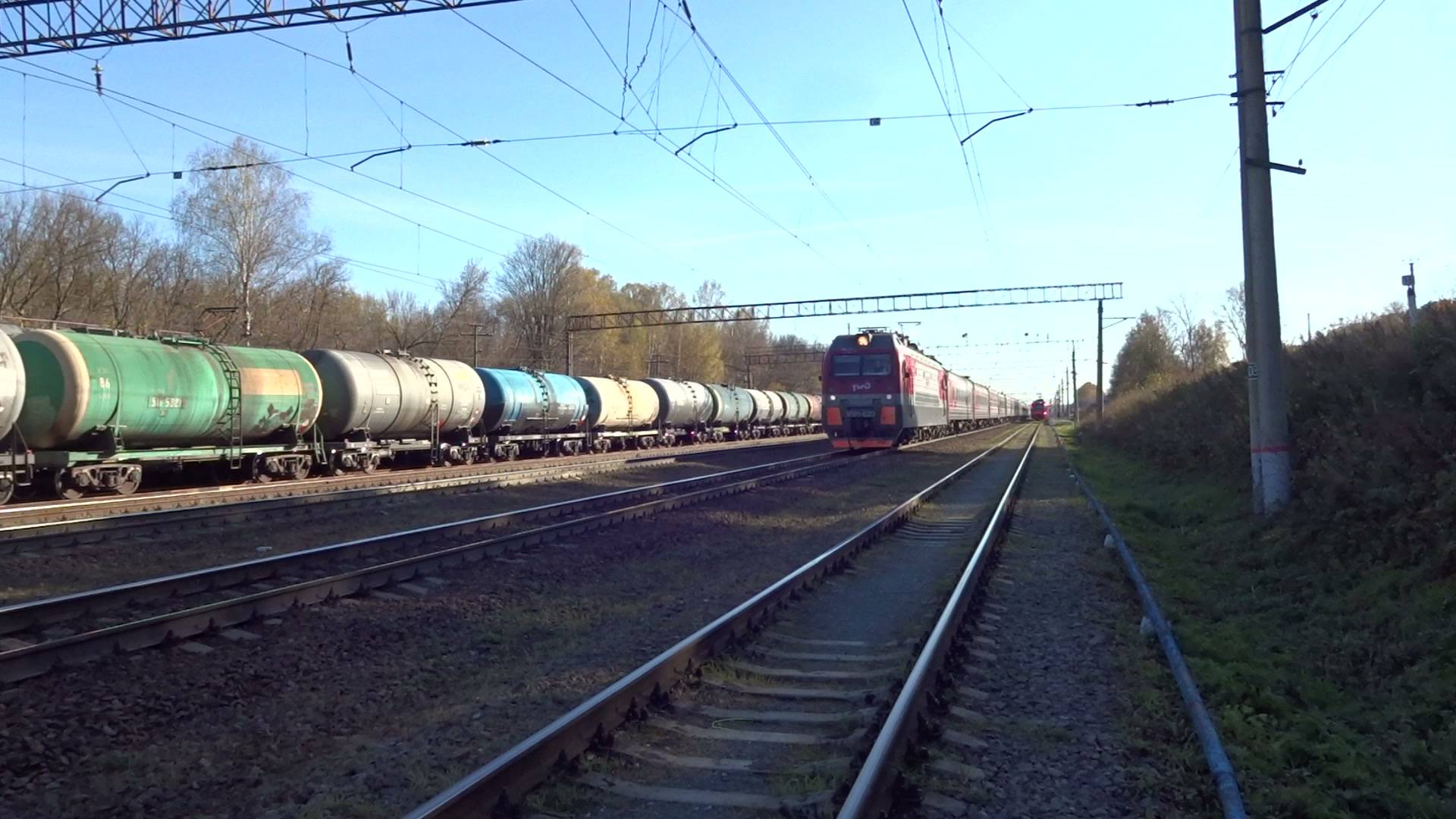 Электровоз ЭП1М-620 с пассажирским поездом проходит станцию Окская