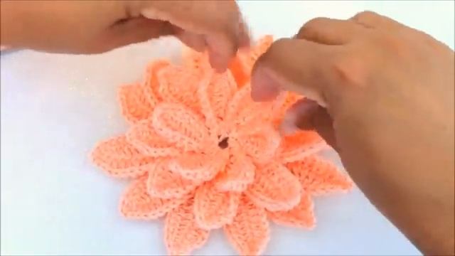 Como tejer flores fácil y rápido en una sola tira con hojas - How to make knitting crochet flowers