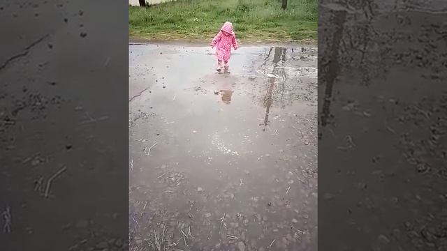 #АннаМиколаївнаЮ Смішні діти. Радісні калюжі))) Трішки упала