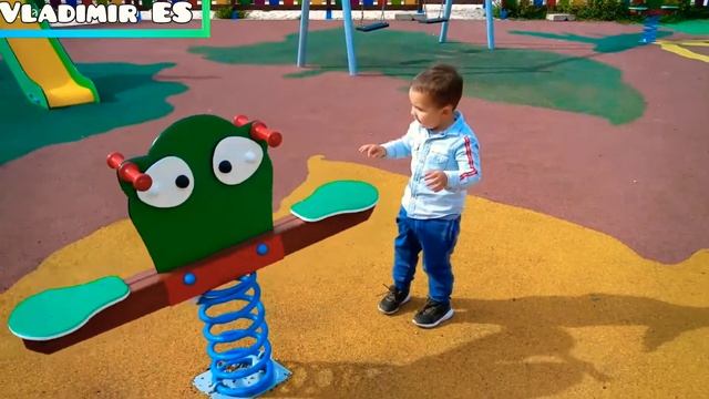 Прогулка в детском парке. Игровая площадка.                        Vladimir в Испанском el parque.