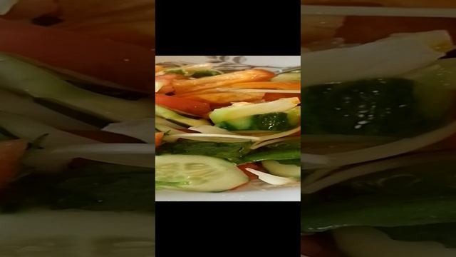 Вкусный, полезный 🥗 салат из запеченной куриной грудкой с овощами.