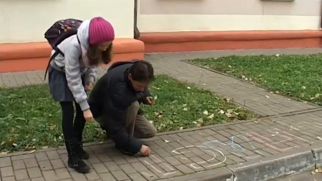 Акция ко Дню матери возле Слуцкого роддома.