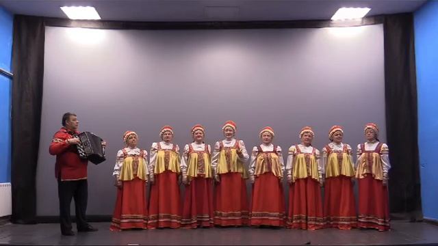 Ансамбль Советского района "Золотое веретенце" исполняет песню  "Над полями".