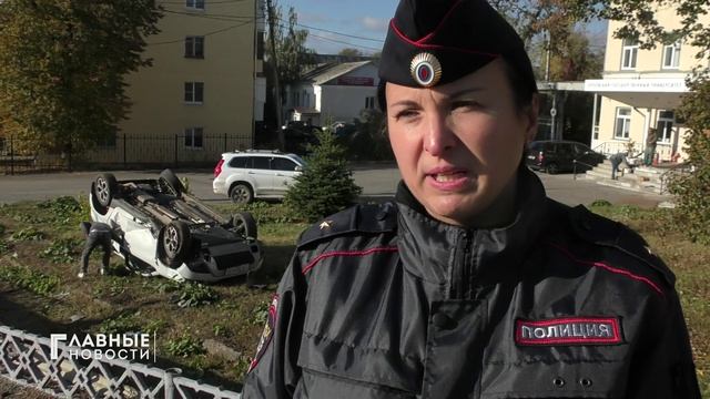 На улице Московской Рено Дастер упал с высоты в человеческий рост.