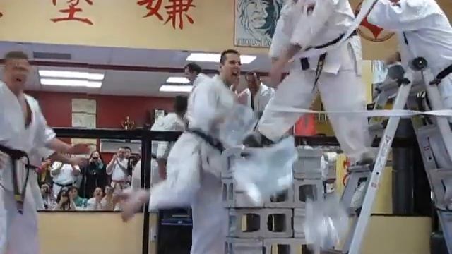 Kyokushin karate split ice Киокушинкай каратэ раскалываем лед