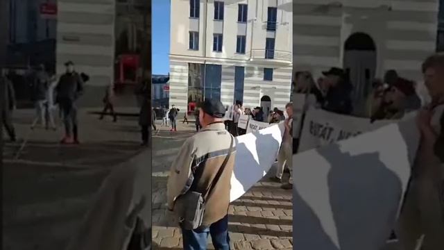 Жители Риги вышли на митинг в защиту памятника Барклаю-де-Толли