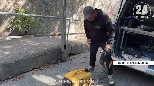 Ялтинские спортсмены помогли вытащить застрявшую в столбе белку