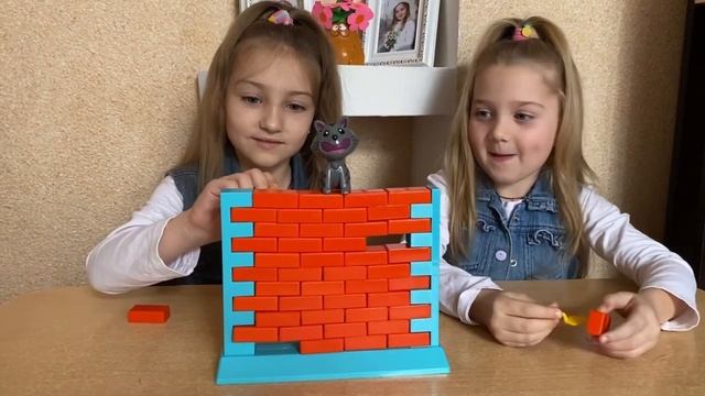 ДИАНА и МИЛАНА играют в игру КОШКА НА СТЕНЕ.Веселый челлендж.