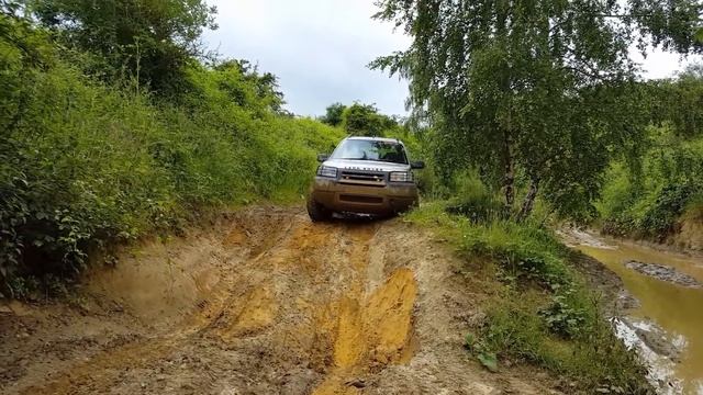 Land Rover Freelander 1.8 'Kubu' crossing a rutted and holed track.