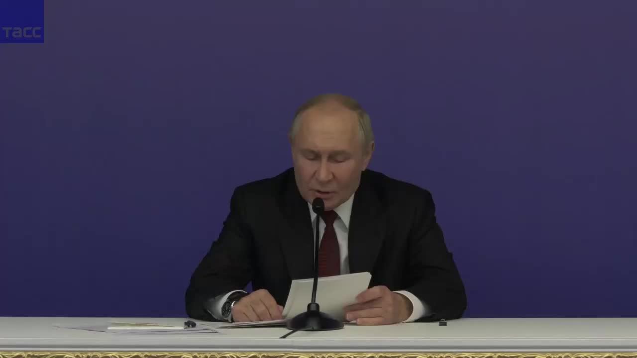 Путин выступает на форуме "Россия — спортивная держава"