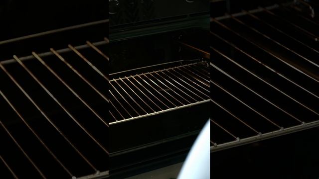 Сейчас бы налить горячего чаю, взять кусочек вкусного пирога, укутаться в плед и смотреть сериалы...