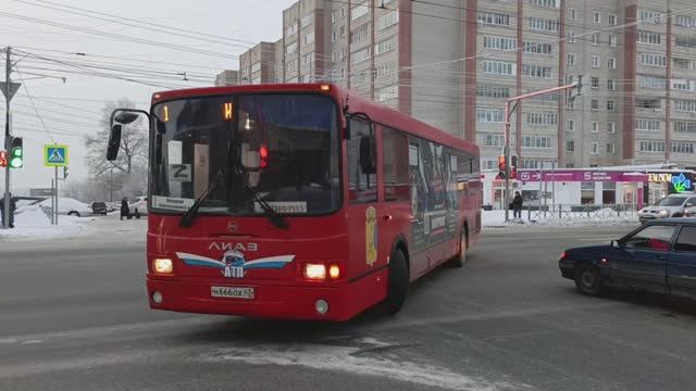 Автобус ЛиАЗ-5293.54 в Кирове на пересечении Октябрьского пр-кта и Профсоюзной улицы (30.12.2023)