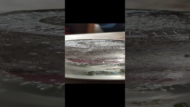 Замёрзла вода в стакане на летней кухне. 17 октября 2024 года.