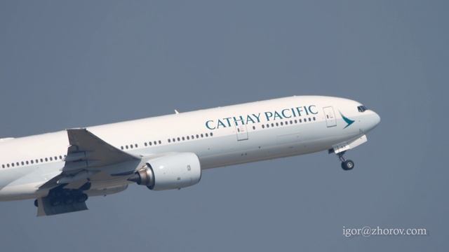 Боинг 777 авиакомпании Cathay Pacific взлетает из аэропорта Гонконга.