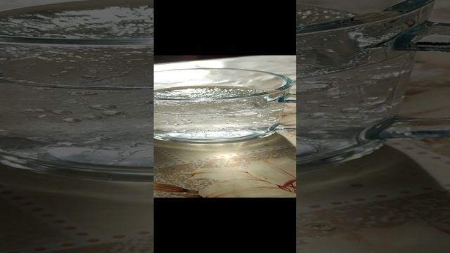 Замёрзла вода в стакане на летней кухне. 17 октября 2024 года.