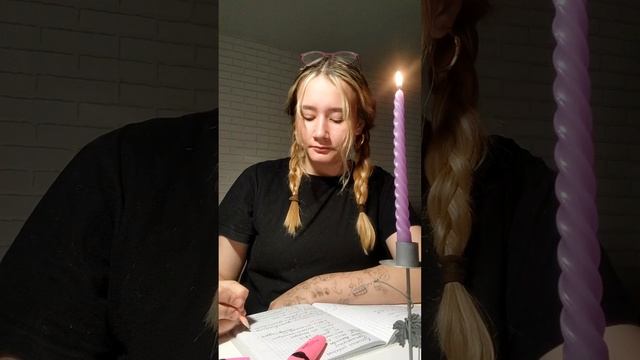 Учу уроки пока горит свеча🕯️📚#арина