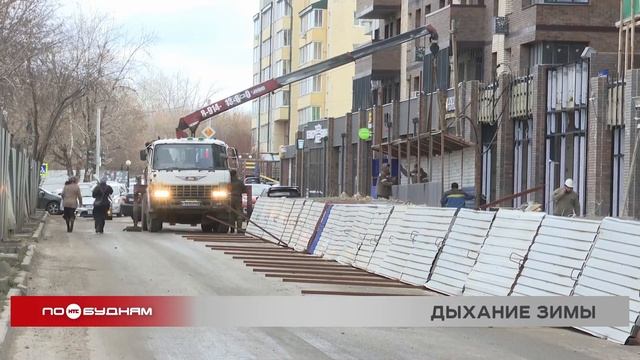 Строительный забор с пешеходной зоной снесло ветром в Иркутске