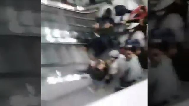В Астане Ребёнок застрял на эскалаторе