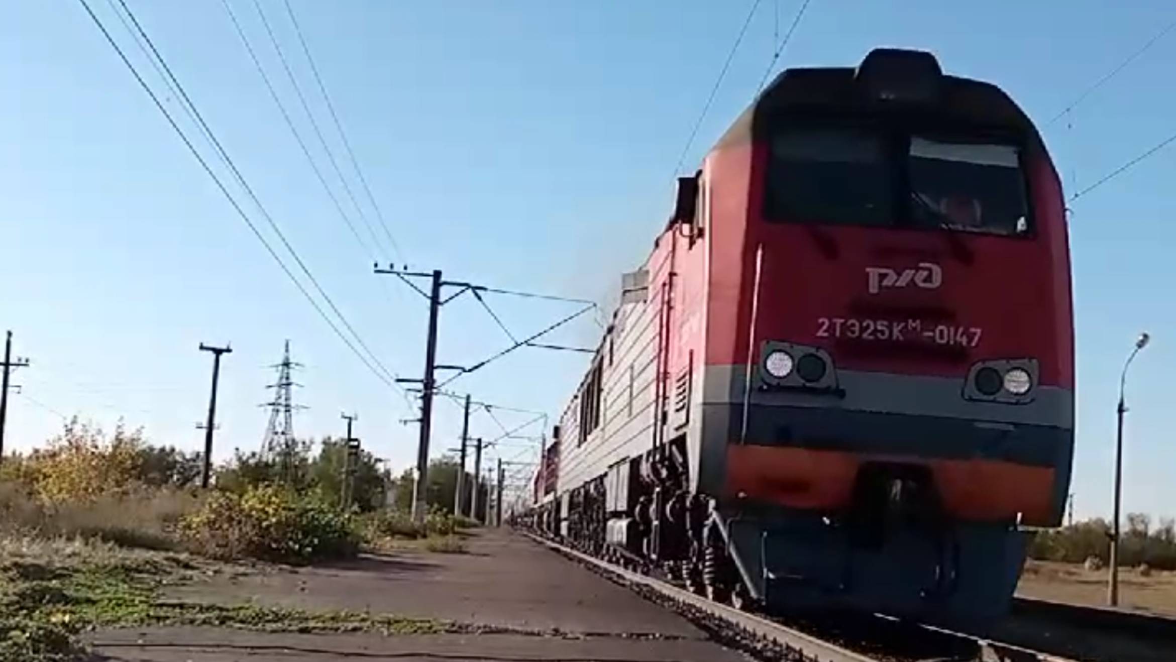 "ТОВАРНЯК"Тепловоз 2ТЭ25Км с составным грузовым поездом и двумя перегоняемыми ТЕМ18