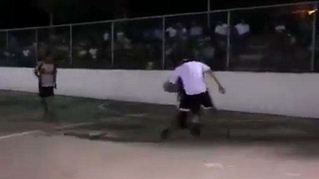 Yaşlı amcanın Futbol Oynayışı.Şaşıracaksınız! 2:38'e Dikkat :D