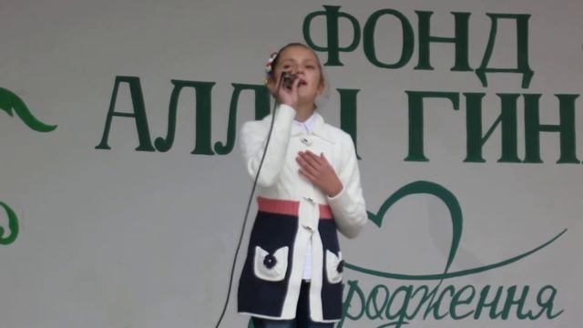 Белгород-Днестровский, парк Мира, 22.10.2015  - Ефименко Настя "Україно моя"