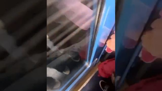 🚇У кого-то вчера вечер пятницы пошёл не по плану — один из пассажиров метро остался без куртки🚇