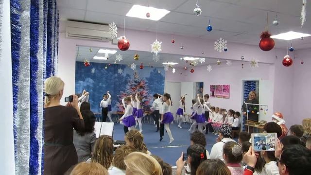Утренник, 25.12.2015. 1 класс, школа Лучик, Реутов.2