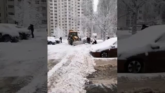 Видеофоторепортаж- уборка от снега дорог и парковочных карманов около МКД  (14 декабря 2021 г.)_2