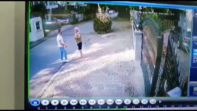 Halil Sezai 67 Yaşındaki Yaşlı Adamı Dövüyor