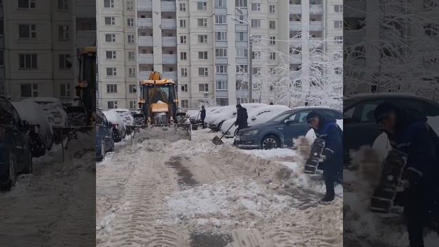 Видеофоторепортаж- уборка от снега дорог и парковочных карманов около МКД (14 декабря 2021 г.)