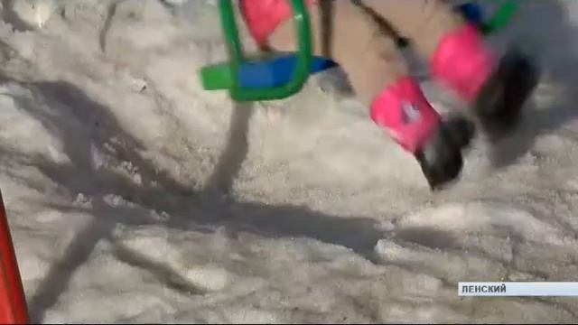 В Ленске из-за грязи к детским площадкам не подойти