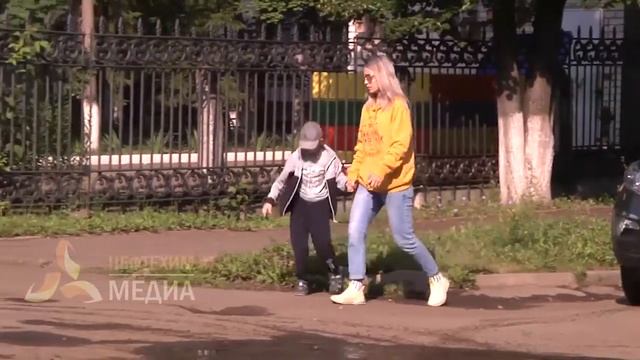 Между поликлиникой “Солнечная” и детским садом №17 в ямах и грязи утопает заброшенная парковка