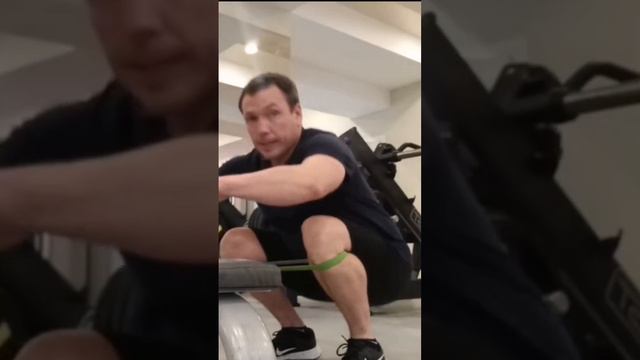 Прыжки на скамью из приседа в присед.mp4