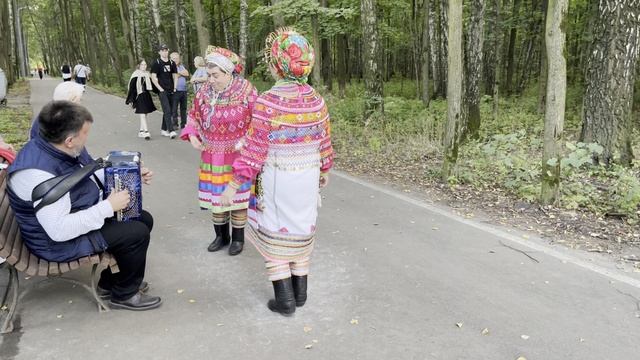 Автор видео Николай Зубрилин, Измайловский Парк, 2024, гармонист Павел Бузин