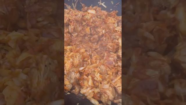 ТУШЕННАЯ КАПУСТА С МЯСОМ В КАЗАНЕ НА КОСТРЕ