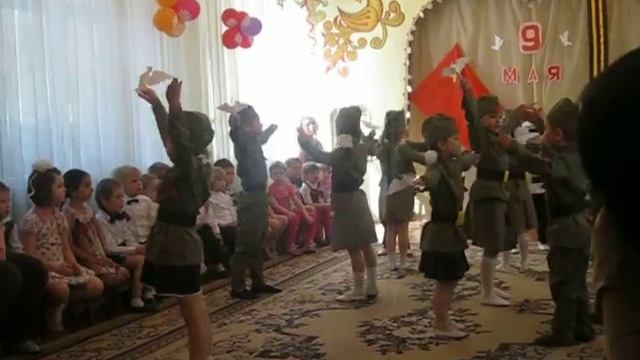 АИСТ НА КРЫШЕ музыкальную композицию исполняют воспи