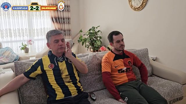 FANATİK FBLİ BABA VE GSLİ OĞLU KASIMPAŞA-GALATASARAY MAÇINI İZLİYOR!